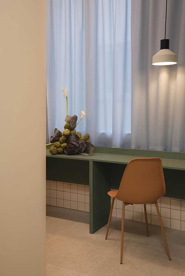 Plutarco y Áurea Rodríguez han diseñado una oficina en Madrid inspirada en los espacios domésticos para ofrecer una experiencia acorde al contexto actual.