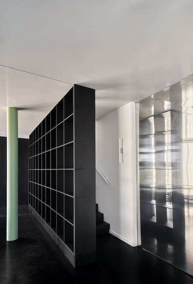 Puertas correderas de acero inoxidable en esta casa minimalista en blanco y negro