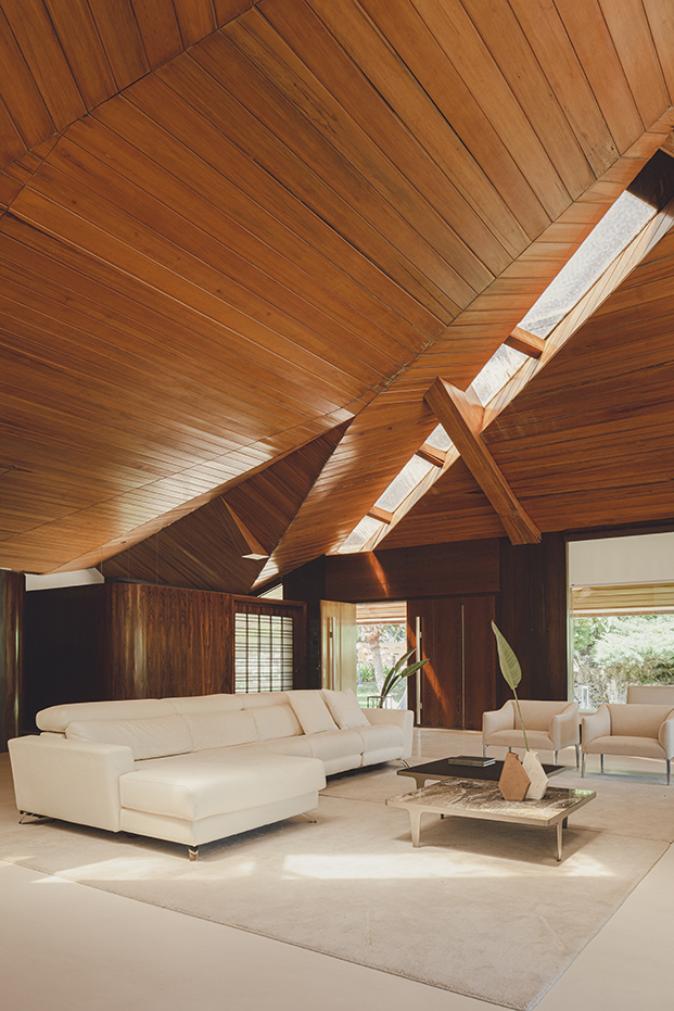 paneles de madera en el techo