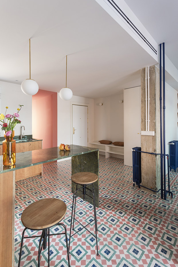 Yeyé Estudio proyecta Casa Clavel, una vivienda con pavimento hidráulico multicolor