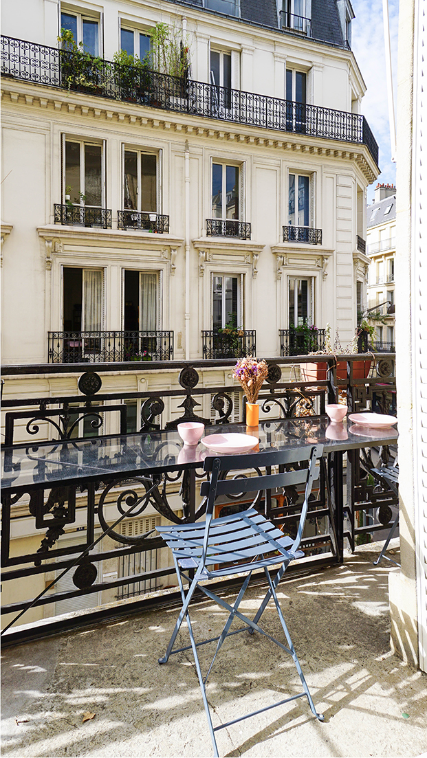 balcón con mesa de cristal y silla de metal, mesa plegable, balcón de casa en París