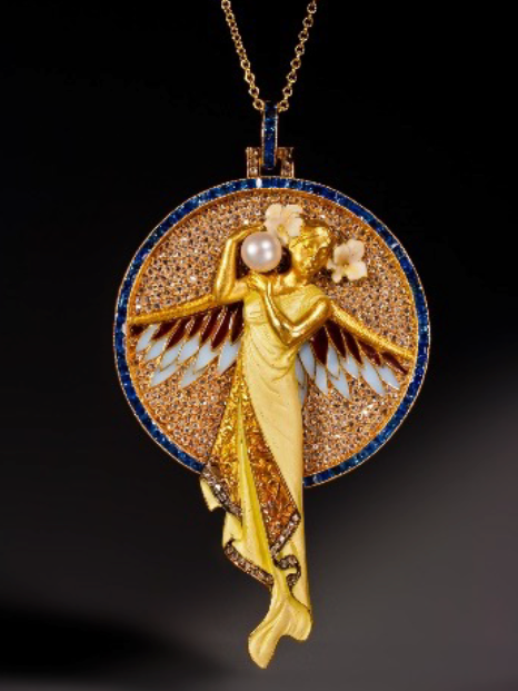 Colgante con esmalte, diamante, zafiro y oro diseñado por Lluís Masriera i Rosés en 1909 (Epoque Fine Jewels)