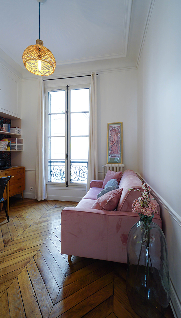 oficina en casa con sofá rosa, parquet en espiga