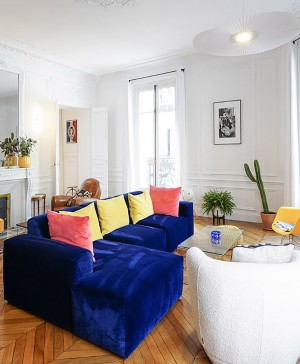 salon con sofa azul, molduras en el techo, casa en paris