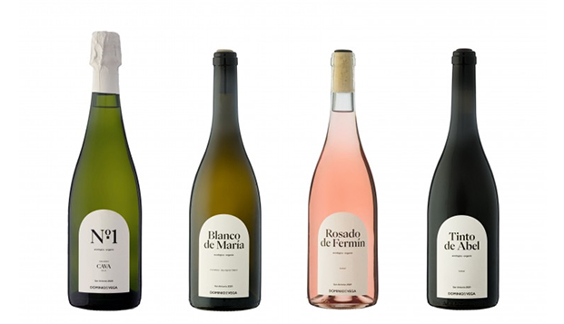 botellas de vino con etiquetas de diseño