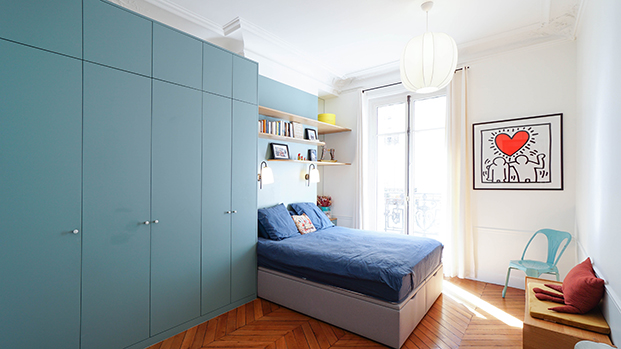 dormitorio con cama de matrimonio y canapé, armarios color turquesa