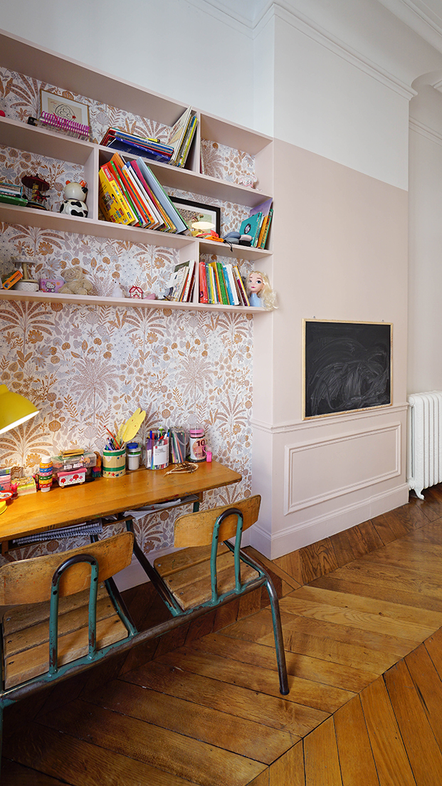 habitación de niña con papel pintado de flores rosas, escritorio antiguo