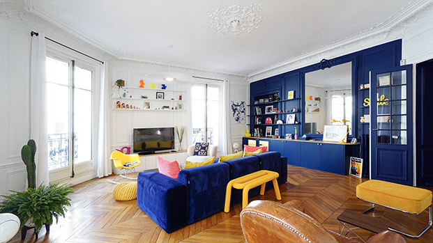 librería azul, decorar un salón triangular, molduras en el techo