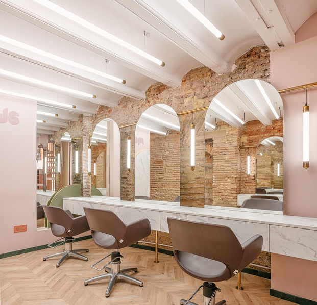 Samaruc Estudio ha renovado la identidad espacial de esta peluquería en València