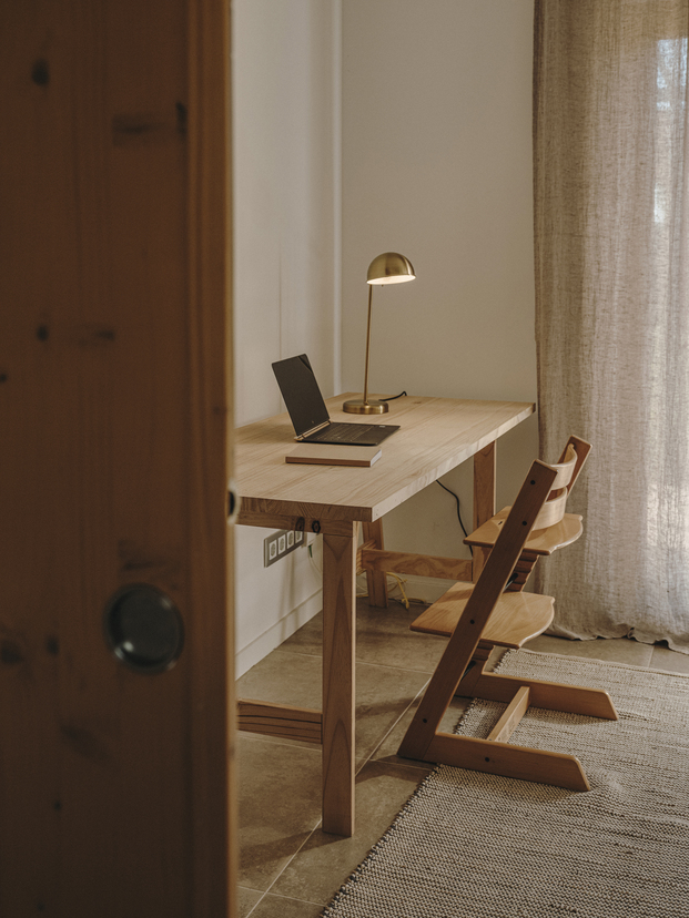 Despacho con muebles de madera en esta casa diseñada por Slow Studio en la sierra de Madrid
