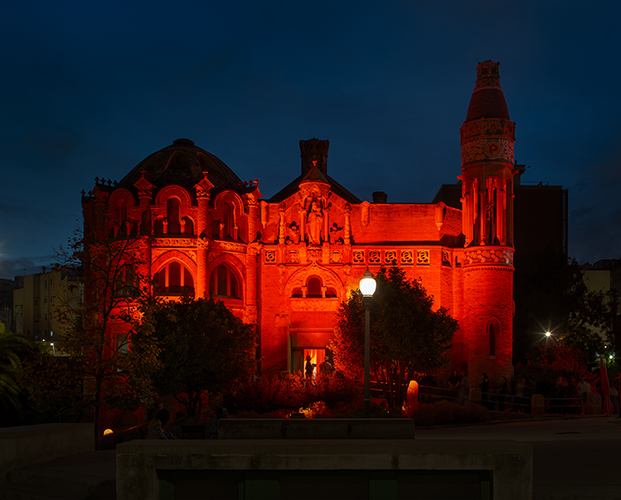 recinto modernista de sant pau, edificio iluminado con luz naranja