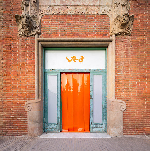 puerta antigua con cortina naranja