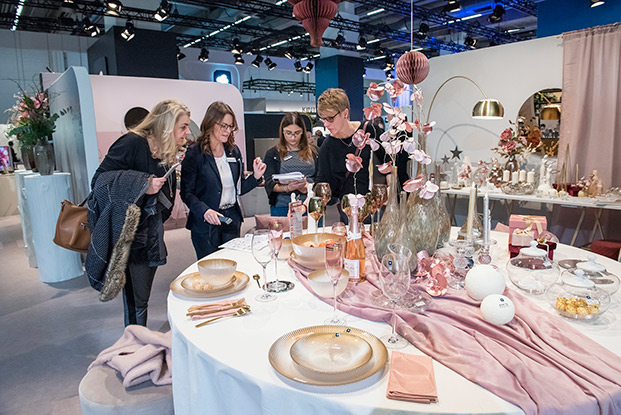 tendencias decoración comedores, mesa decorada en tonos rosas