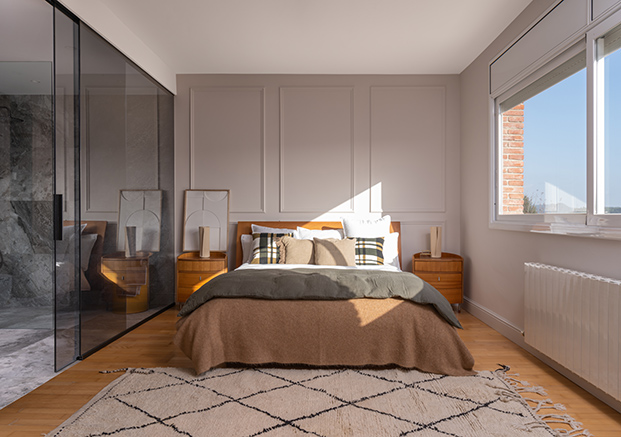 casa decorada en tonos beige, molduras en dormitorio, mesillas de diseño