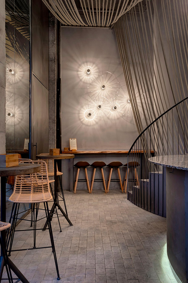 proyecto de iluminación para local, paredes grises y diseño industrial en restaurante