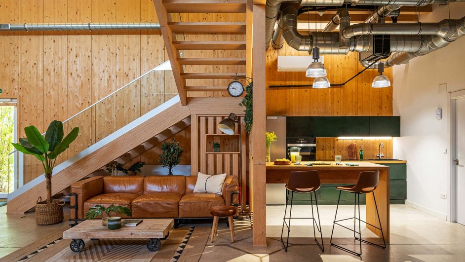casa de madera con escaleras y sofa marrón de piel