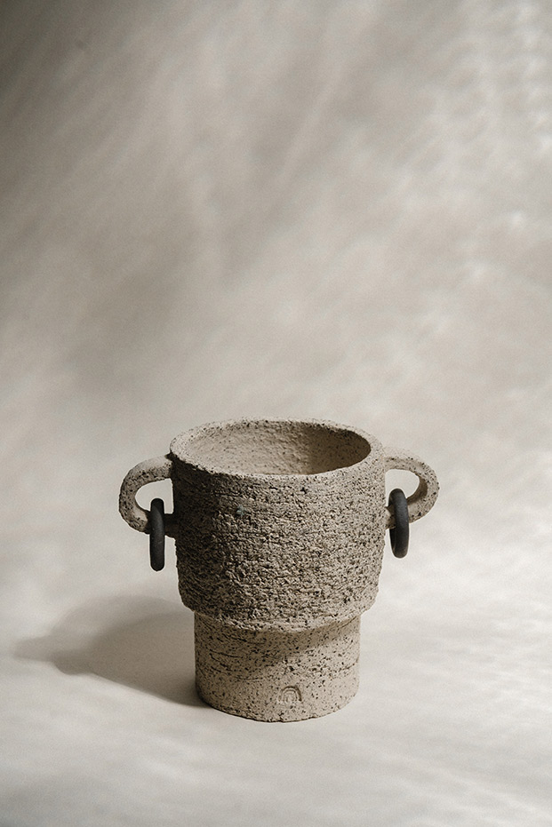 vasija de cerámica de color gris artesanía y diseño