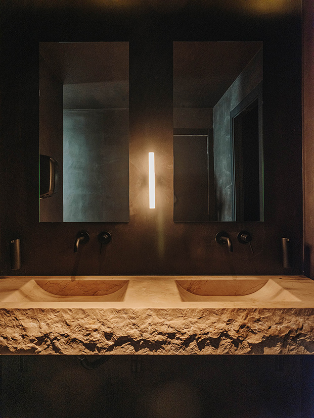 cómo iluminar un baño negro, lavabo de piedra caliza