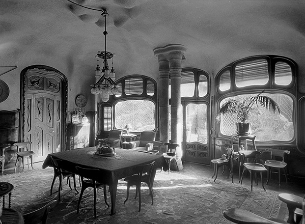 foto antigua de casa Milá de gaudí, interior de casa de gaudí