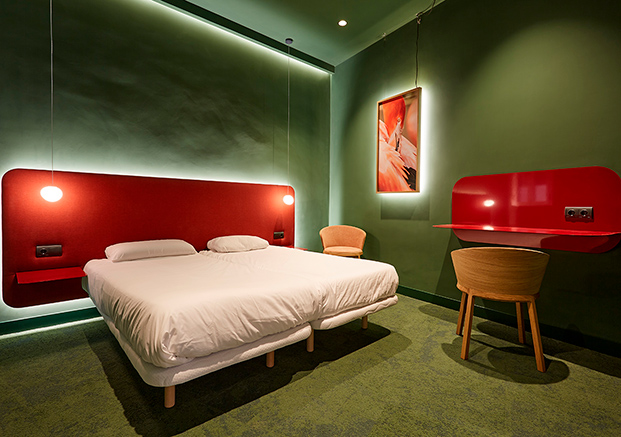 Kanso hostel habitación de hotel con tonos verdes y rojos