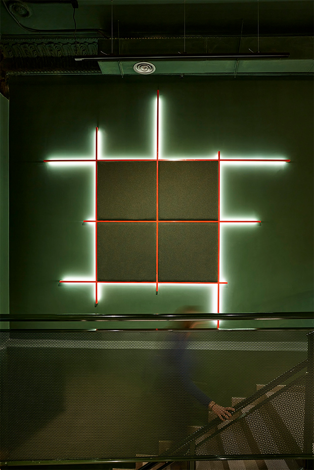 paredes verdes y panel con luces