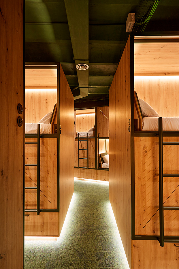 literas de madera en hostel con pasillos iluminación led