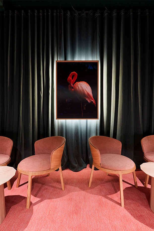 Bar Kanso Hostel sillas rosas moqueta rosa y cuadro de flamenco