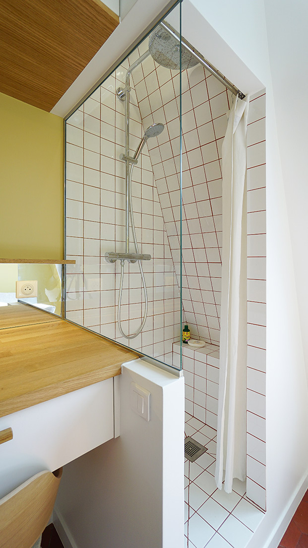 ducha con azulejos cuadrados, reforma de un mini estudio
