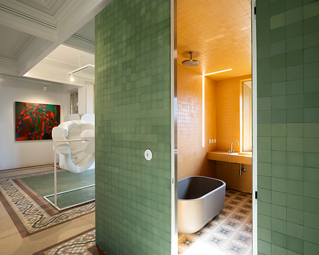 casa con paredes de azulejo verde y amarillo, ganadores XXI Premios de Cerámica ASCER