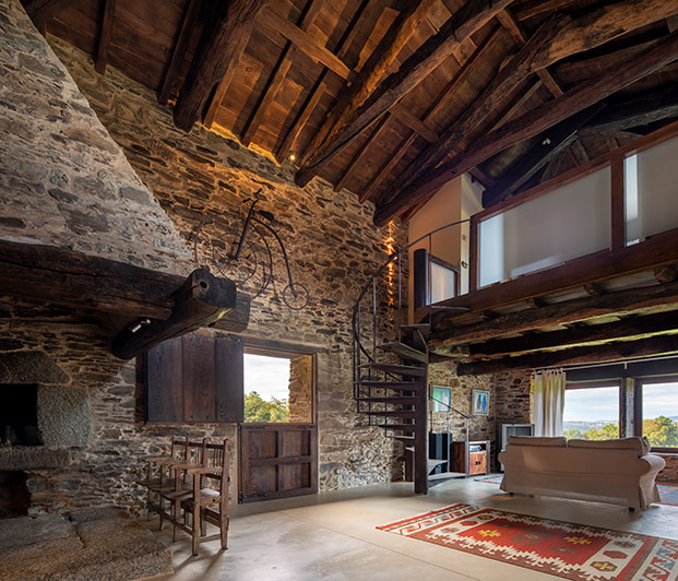 reforma de pazo gallego, interior de casa de campo, vigas de madera, chimenea, escalera de caracol