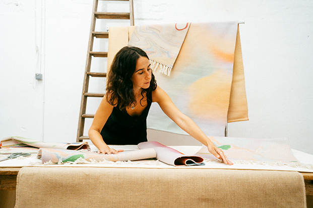 Hayzea Nakera, mujer trabajandocon telas en una mesa