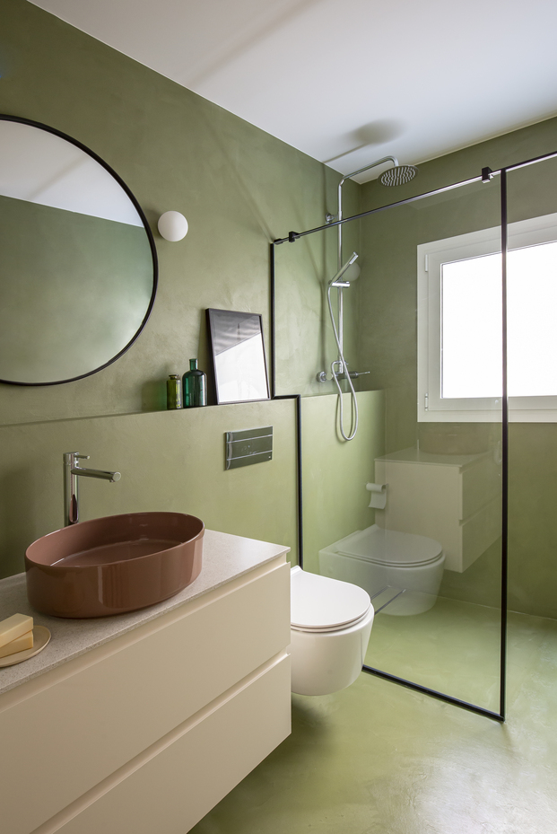El verde se cuela en todas las estancias a través de las paredes, el mobiliario, los revestimientos y la vegetación