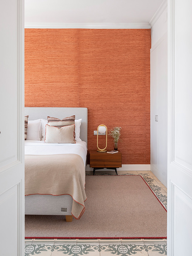 dormitorio con paredes naranjas