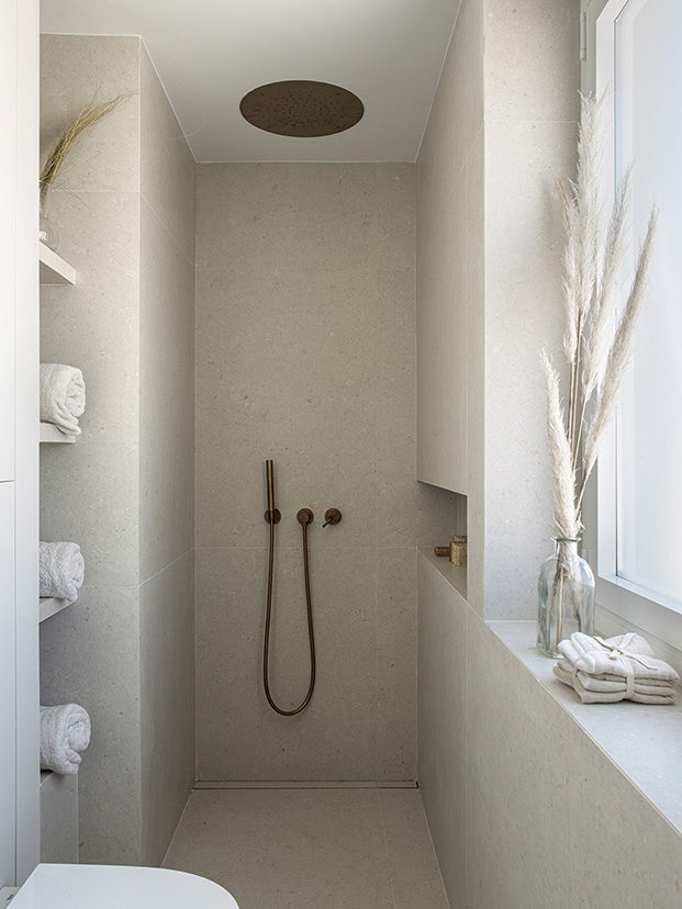 ducha con grifos color bronce