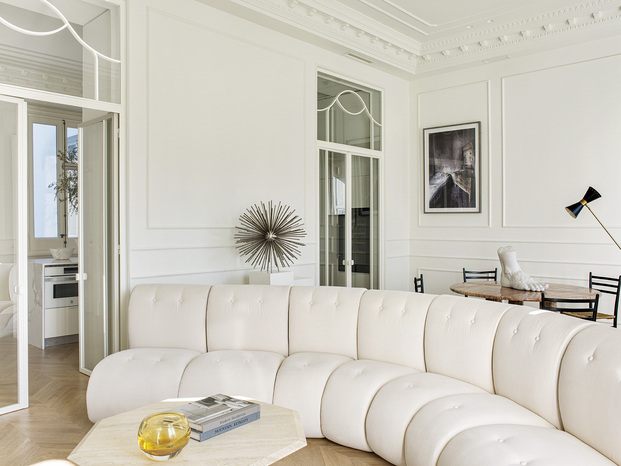 sofá curvo blanco, salón decorado en blanco