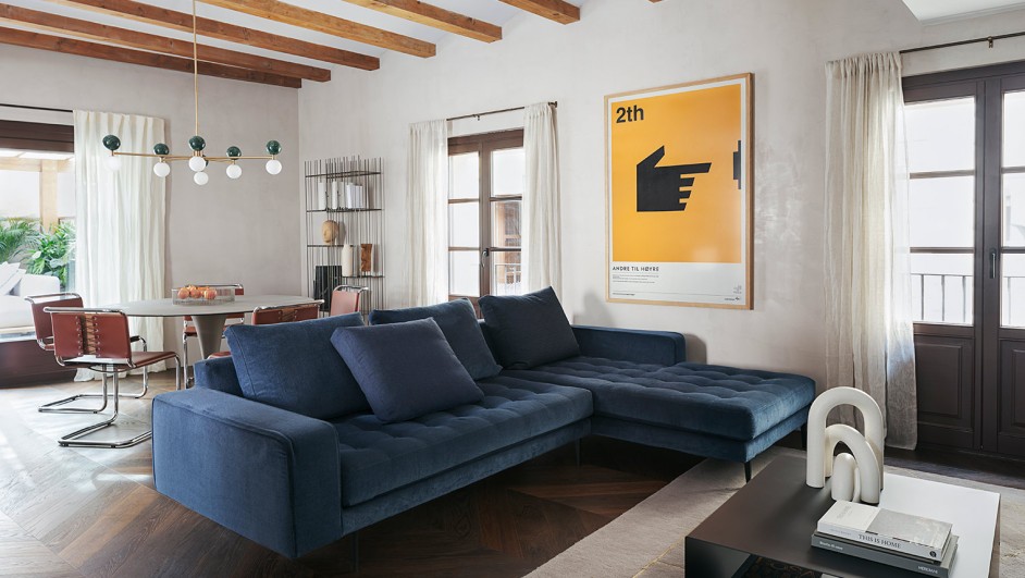 salón con sofá azul