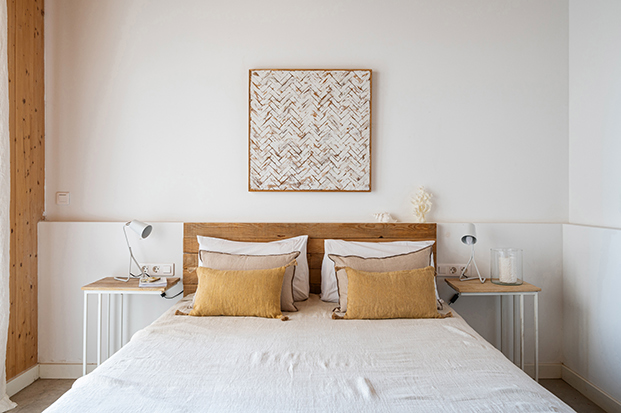 decorar un dormitorio en tonos blancos y cremas