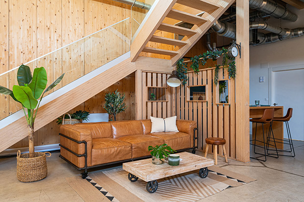 salón con escalera de madera, paredes de madera, qué es una casa pasiva