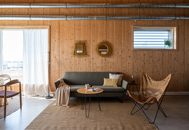 salón con paredes de madera, casa pasiva por dentro