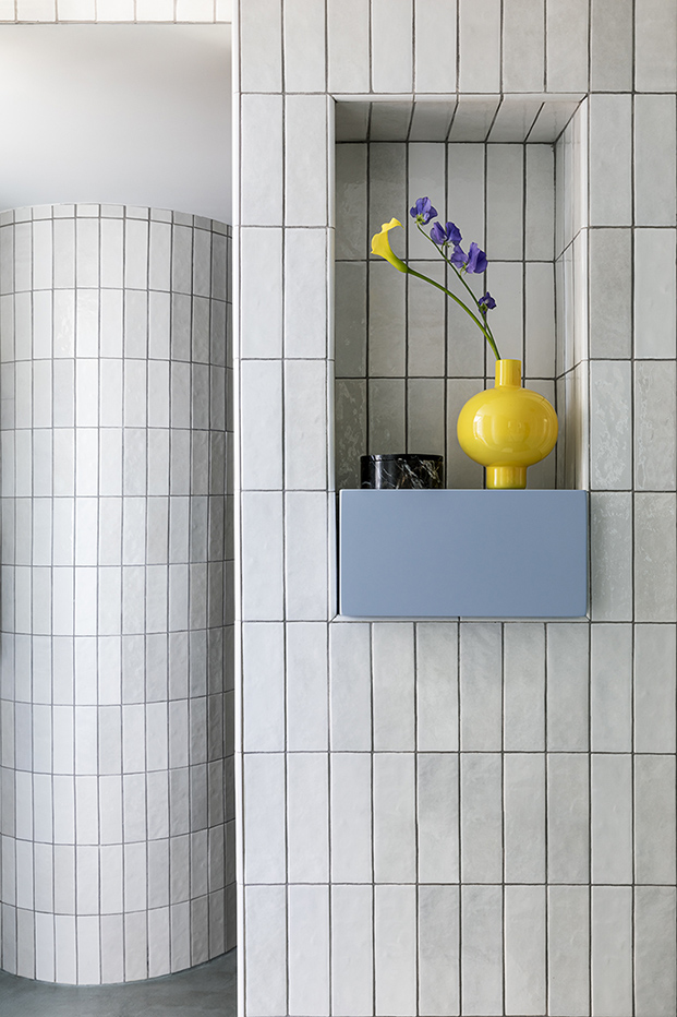azulejos rectangulares en el baño