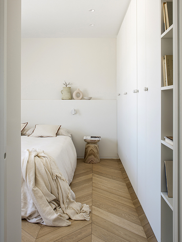 suelo de madera de espiga y cama blanca, armario blanco