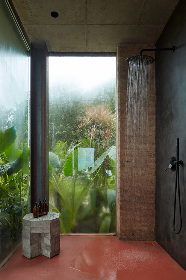 ducha con vistas a un jardín
