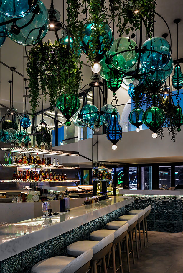 bar de hotel de diseño en el Algarve, W Algarve, lámpara de esferas azules de vidrio
