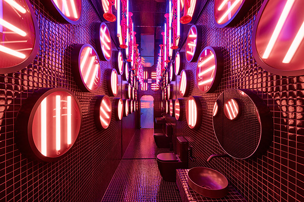 masquespacio club barcelona, baño futurista con espejos redondos