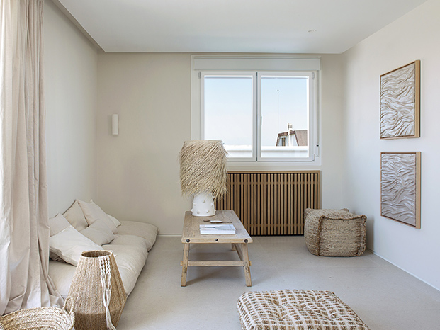 salón decorado en tonos beiges, minimalismo cálido