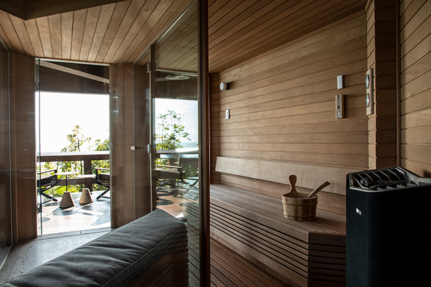 sauna de madera con terraza