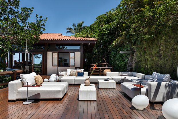 terraza con suelo de madera y sofás blancos 