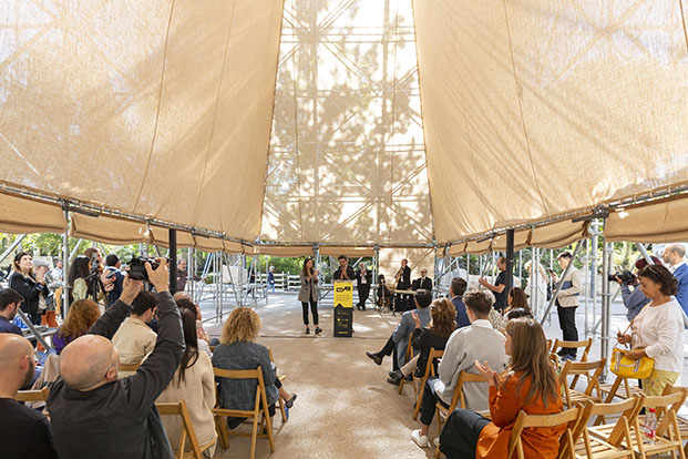 festival de arquitectura TAC! 2023, personas debajo de un carpa en un evento