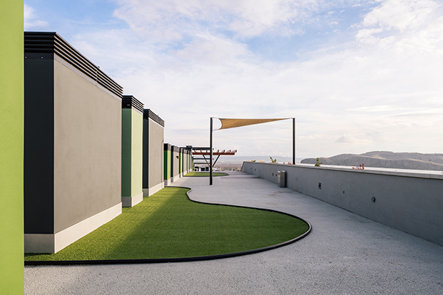 terraza con zonas verdes