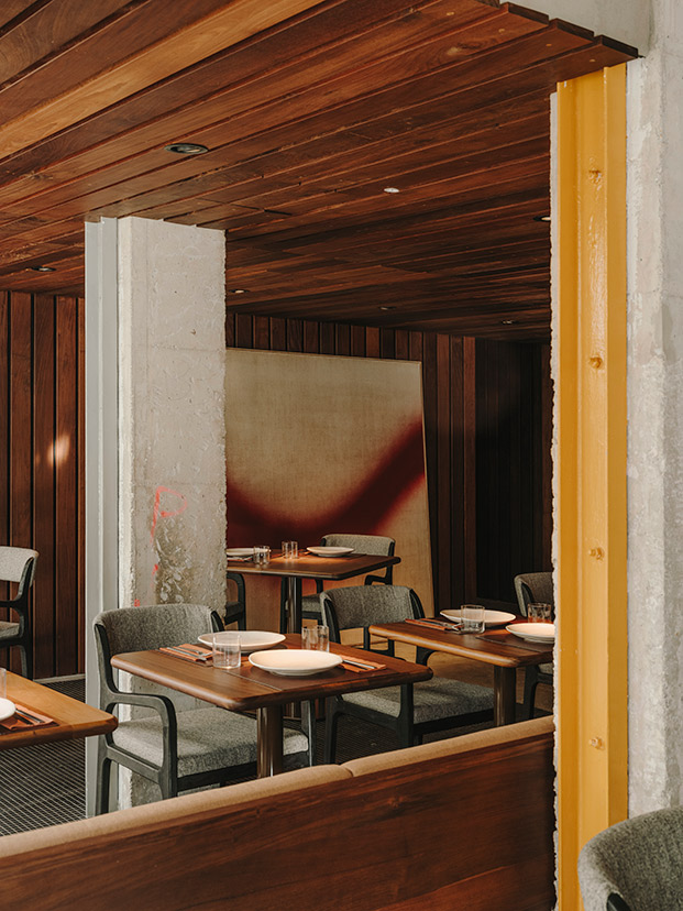 techos y paneles de madera en restaurante
